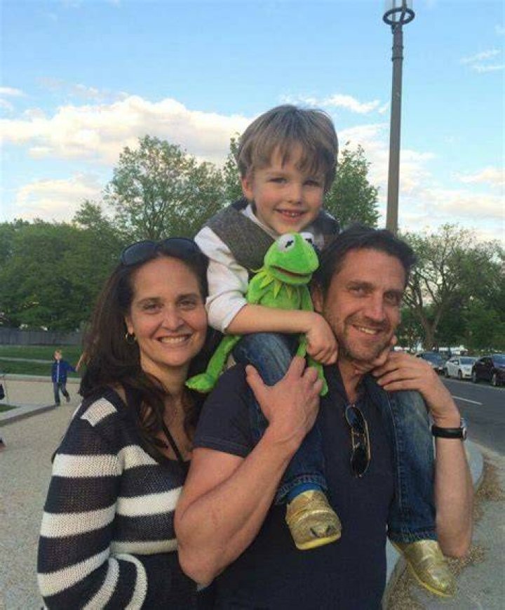 Is Raúl Esparza still married? Does Raúl Esparza have kids?
