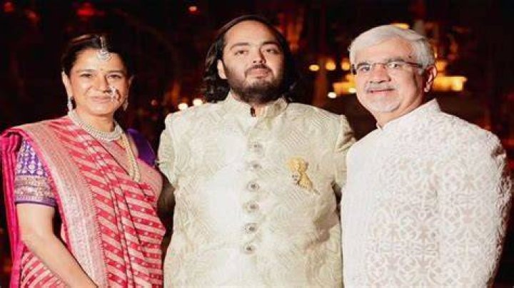 Viren Merchant: What does Radhika Merchant father do?